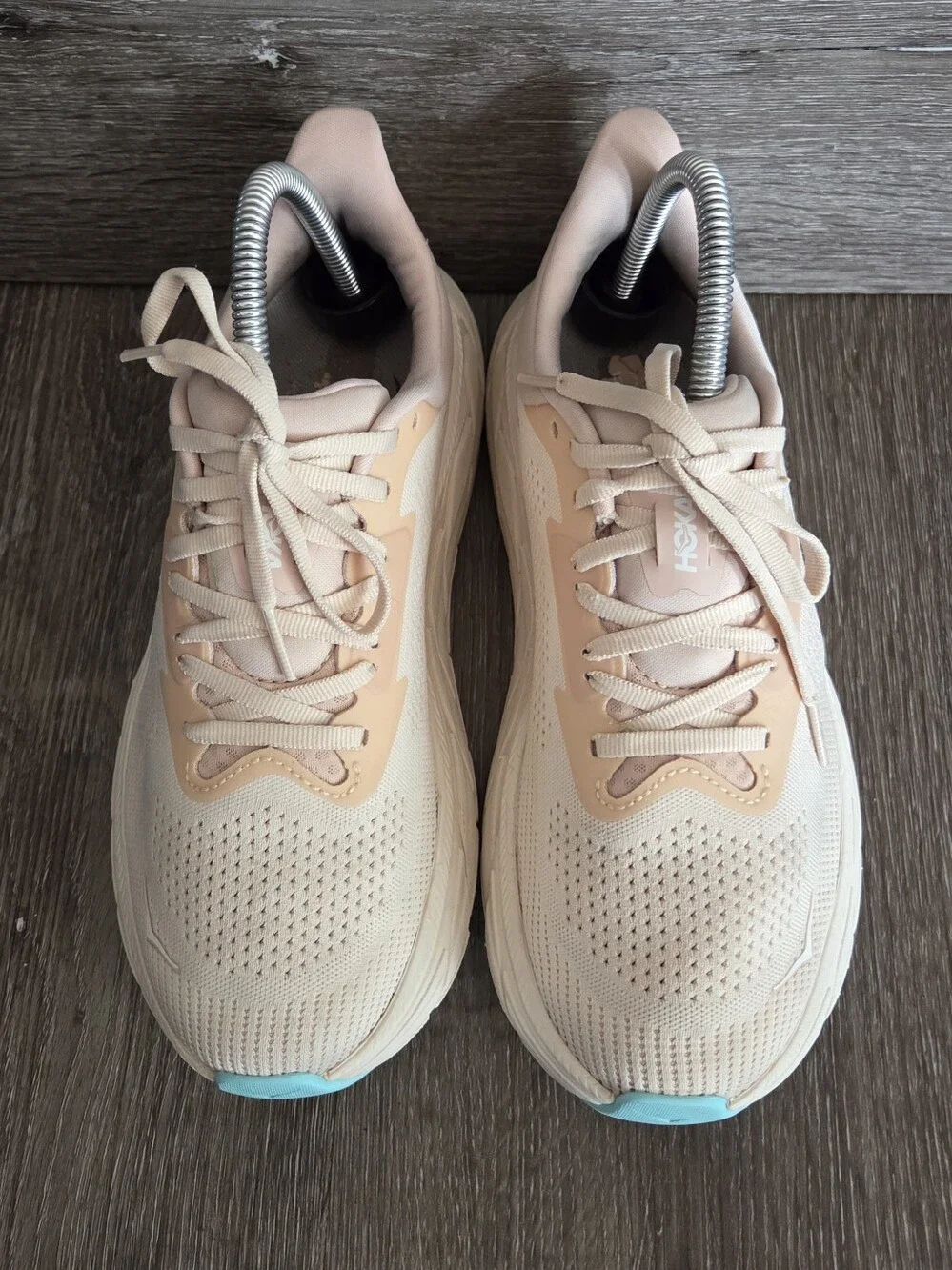 HOKA Arahi 7 Running Shoe Size 7.5 Wide Vanilla/Cream